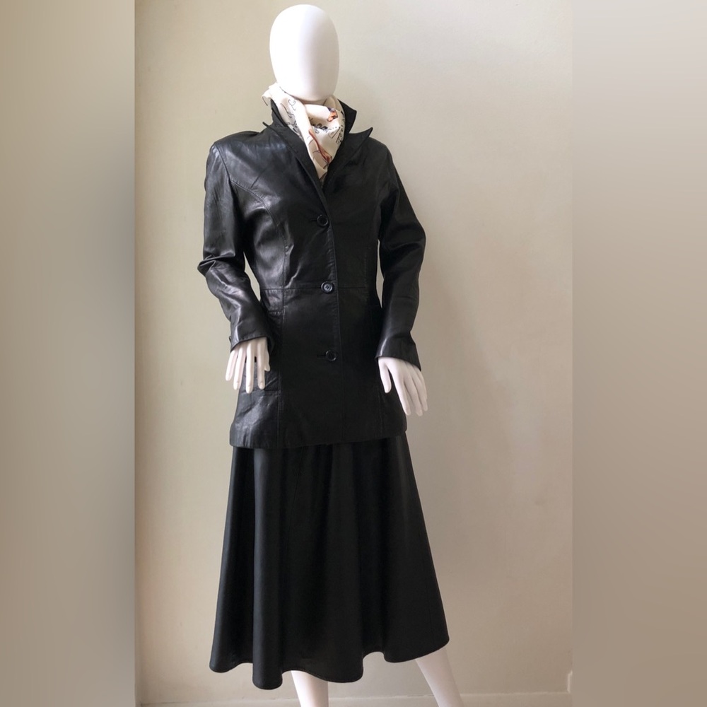 Fully lined leather skirt with belt loops and skirt hanging loops inside. - Picture 3 of 5